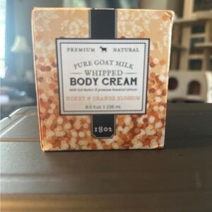 Beekman 1802 Pure Goat Milk Whipped Body Cream - Honey & Orange Blossom
New